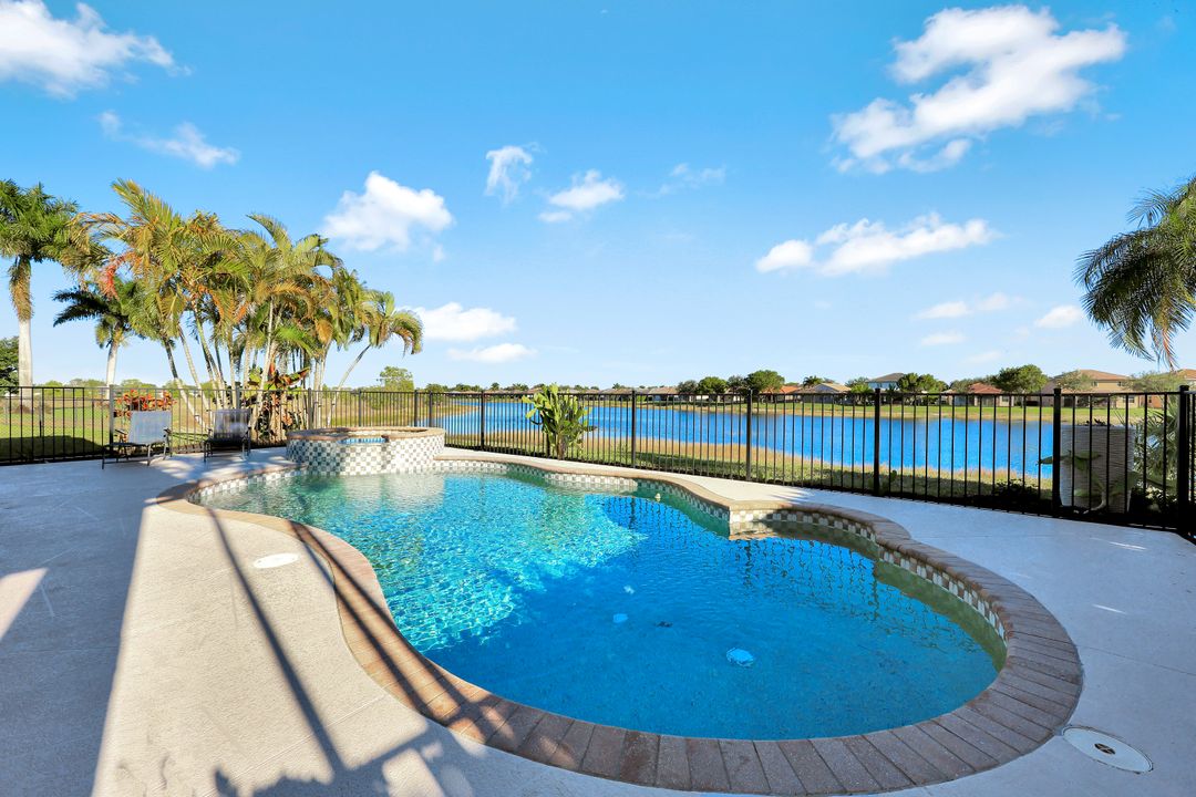 2143 Grove Dr, Naples, FL 34120