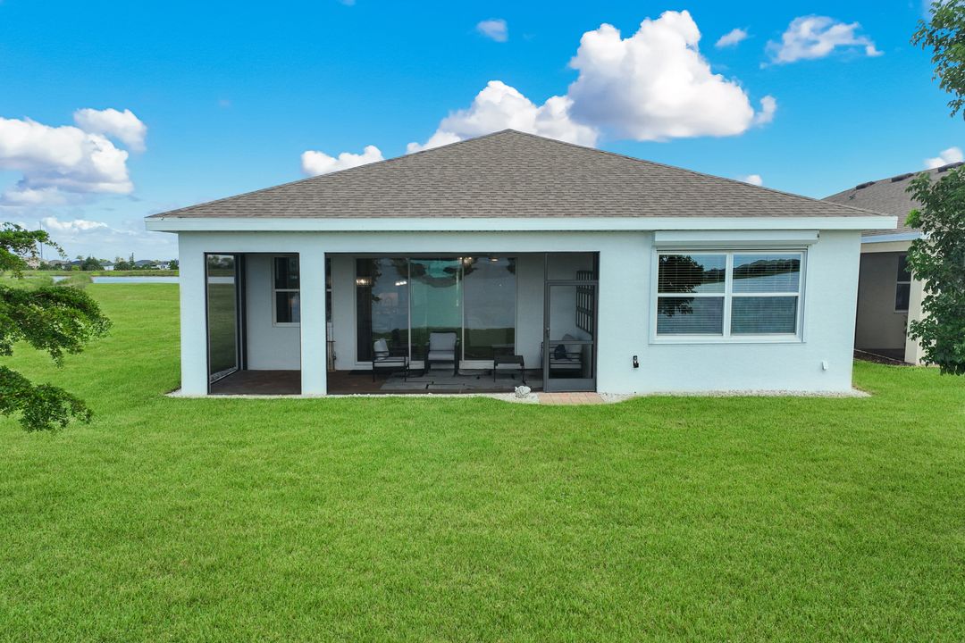 950 Stonewater Lk Ter, Cape Coral, FL 33993