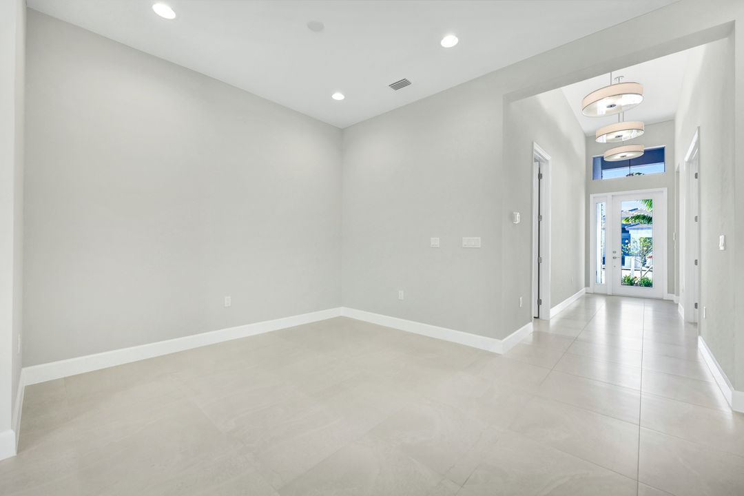 2581 Kingfisher Dr, Naples, FL 34112