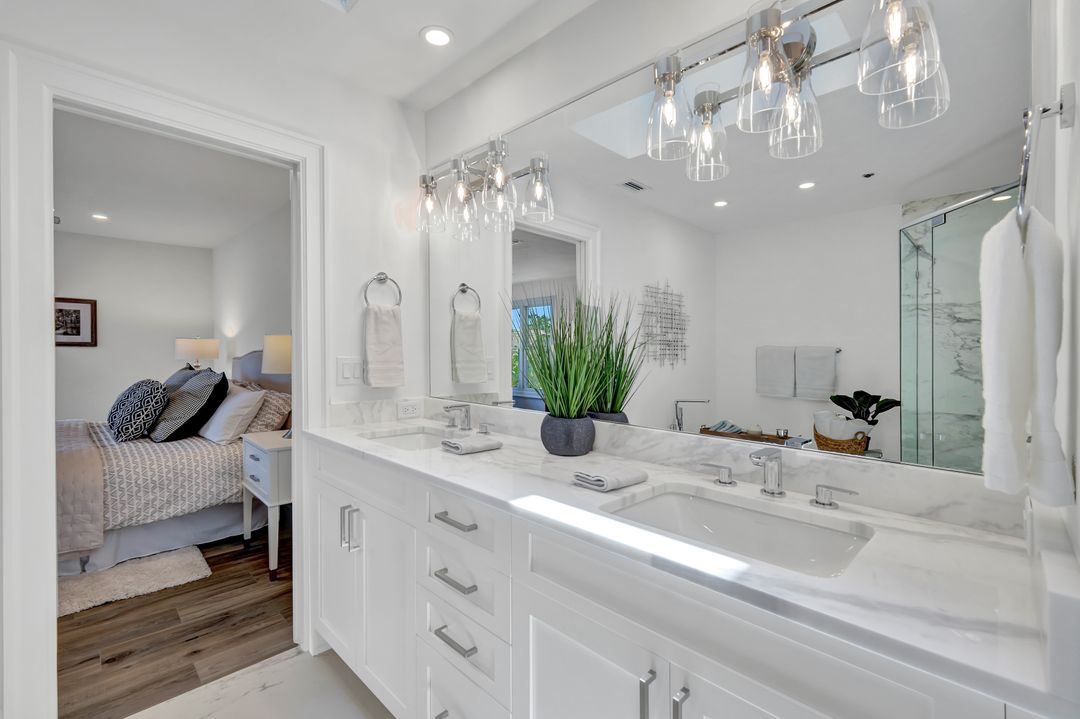 563 Park Shore Dr, Naples, FL 34103