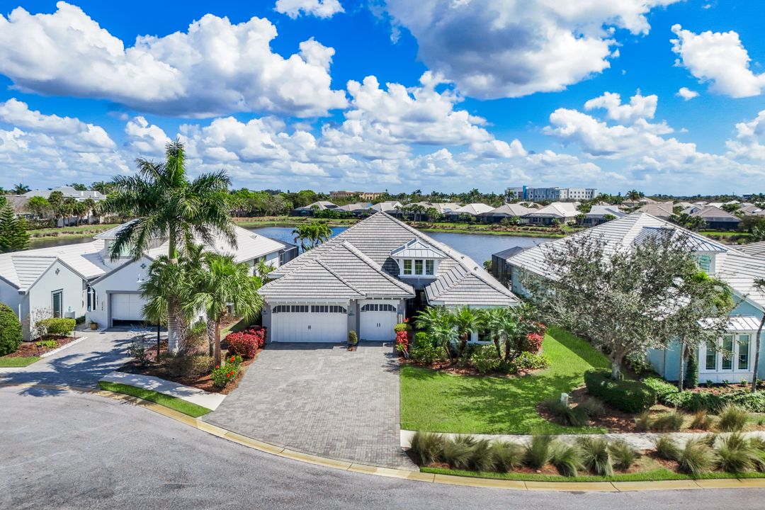 5052 Martinique Dr, Naples, FL 34113