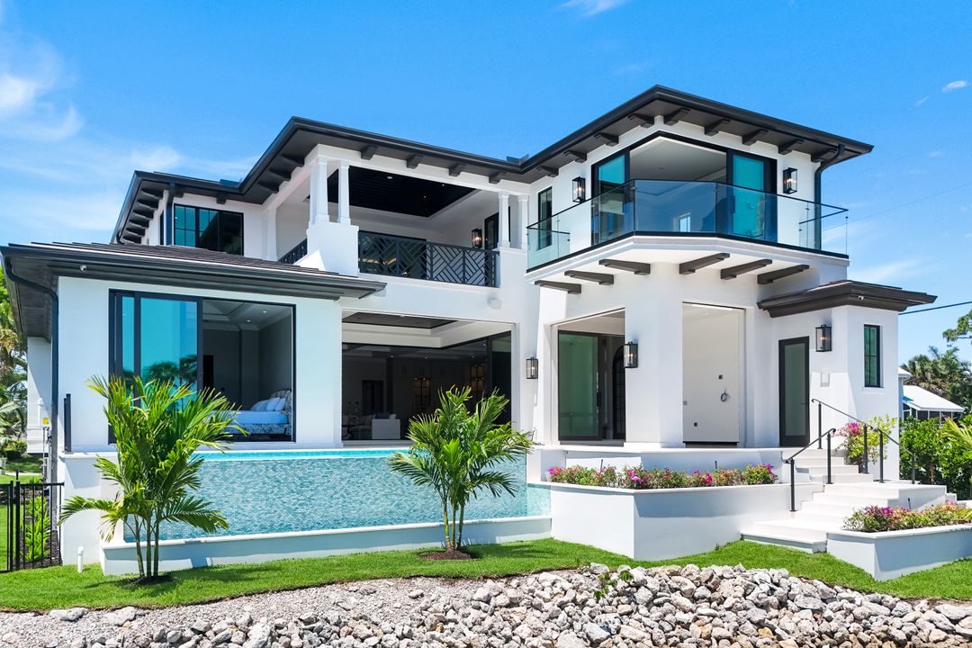 1690 Chesapeake Ave, Naples, FL 34102