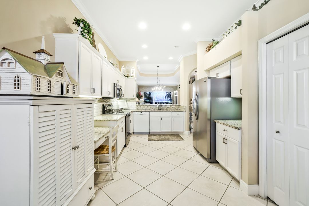 6679 Castlelawn Pl, Naples, FL 34113