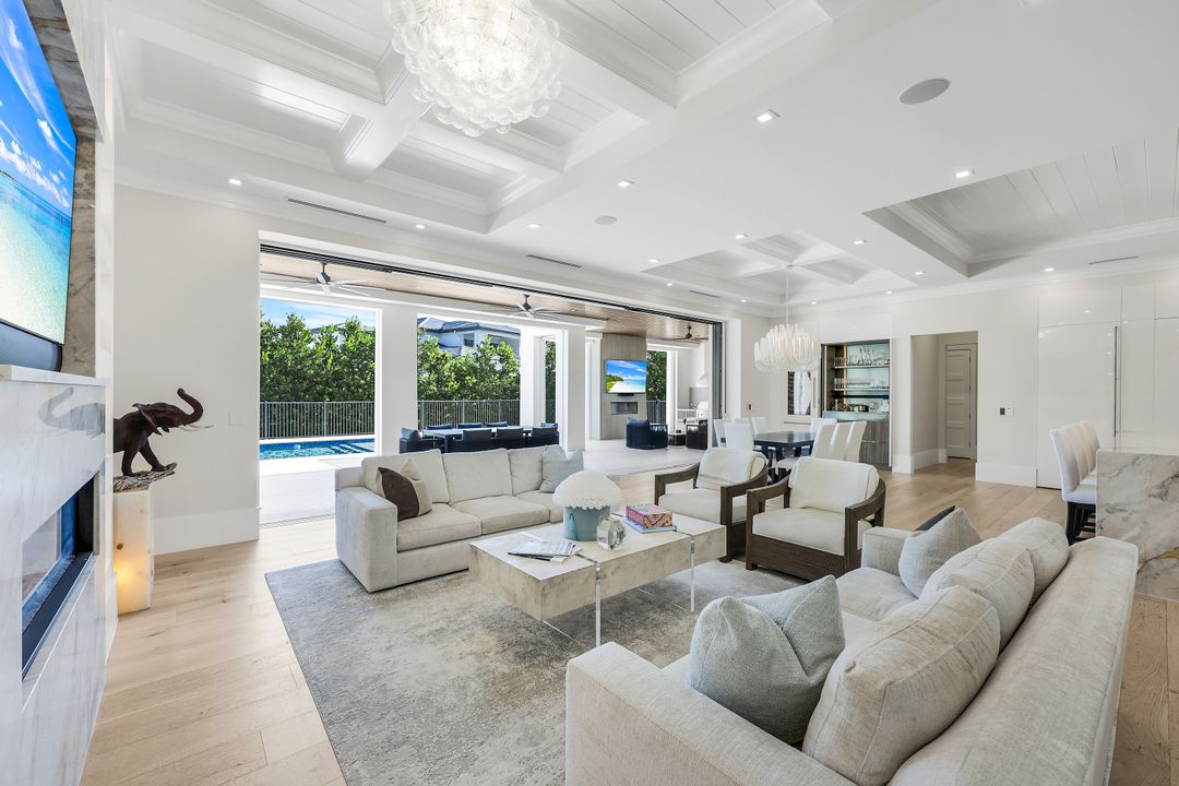 3190 Crayton Rd, Naples, FL 34103