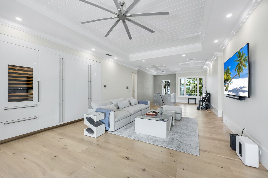 3190 Crayton Rd, Naples, FL 34103