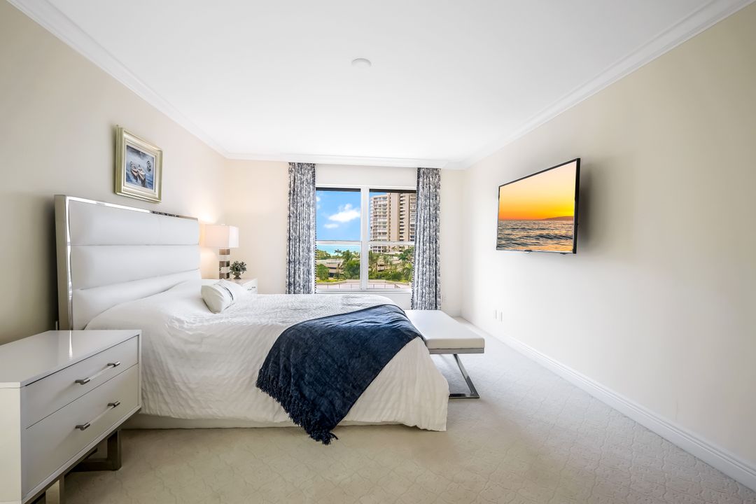 4451 Gulf Shore Blvd N #703, Naples, FL 34103