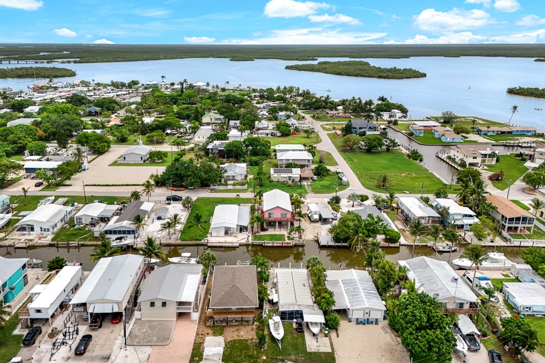 627 Palm Dr, Naples, FL 34114