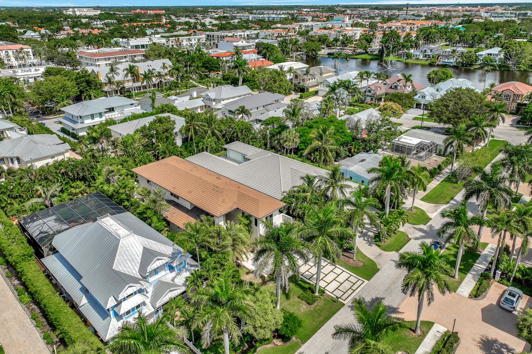 355 7th Ave S, Naples, FL 34102