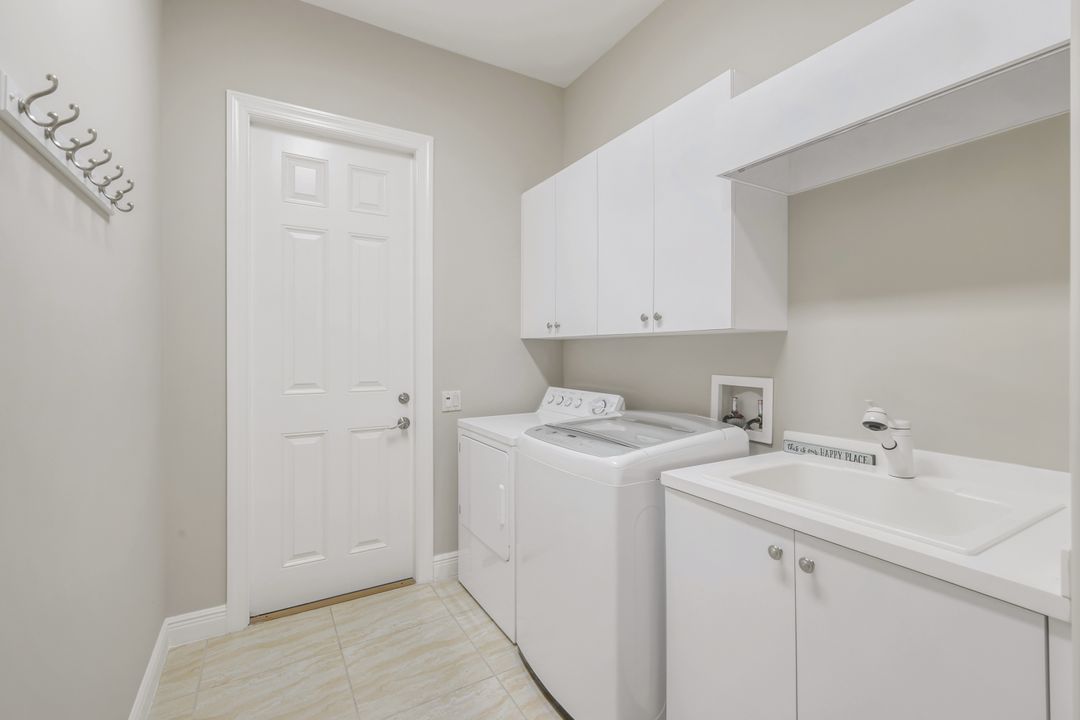 7511 Hogan Ct, Naples, FL 34113