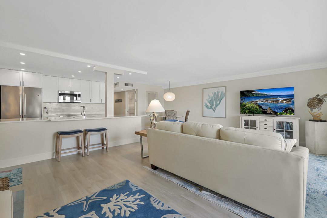 222 Harbour Dr #407, Naples, FL 34103
