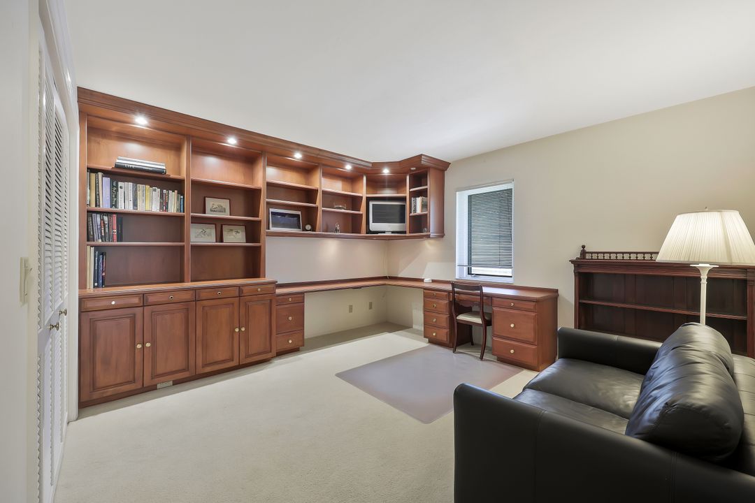 700 Bald Eagle Dr, Naples, FL 34105