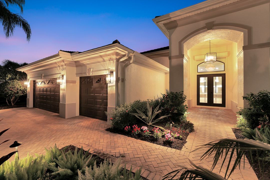 5092 Cerromar Dr, Naples, FL 34112