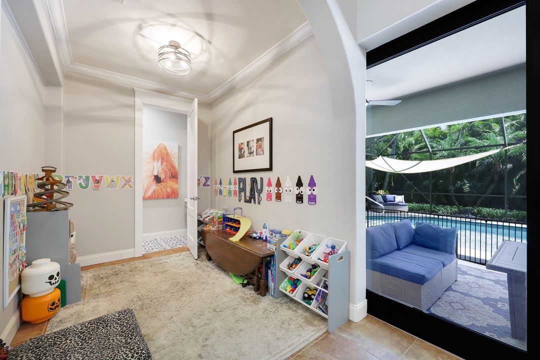 2039 Imperial Cir, Naples, FL 34110