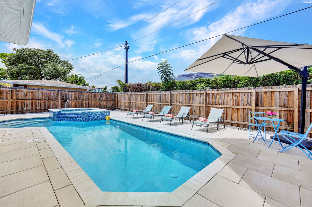 574 94th Ave N, Naples, FL 34108