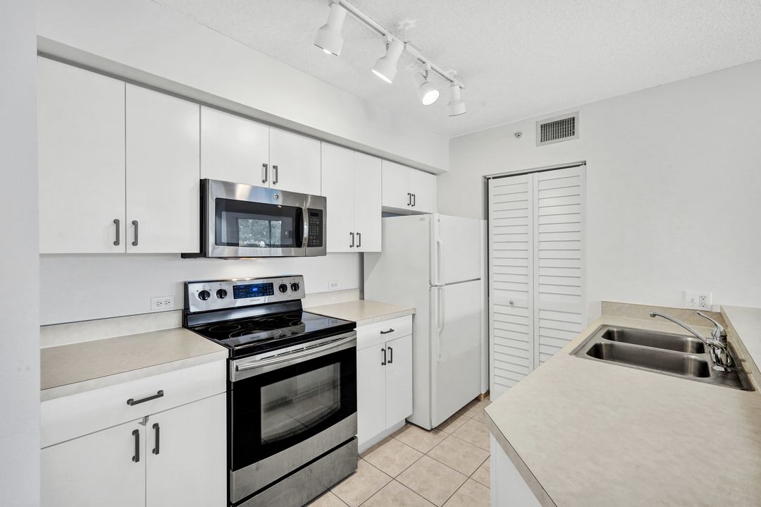8880 Colonnades Ct W #427, Bonita Springs, FL 34135