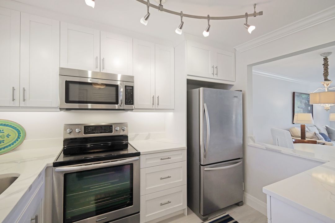 300 Forest Lakes Blvd #112, Naples, FL 34105