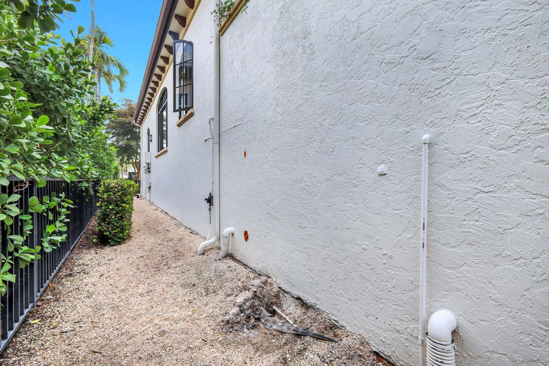 81 Gulf Shore Blvd S, Naples, FL 34102