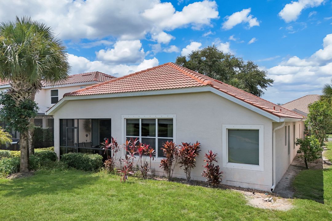 2010 Fairmont Ln, Naples, FL 34120