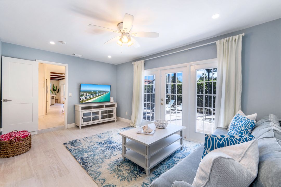 9602 Vanderbilt Dr, Naples, FL 34108