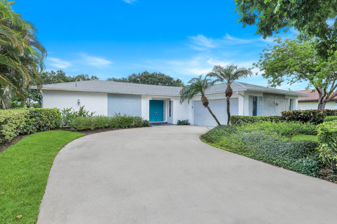 211 Pine Valley Cir, Naples, FL 34113
