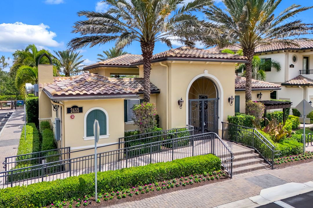 2472 Breakwater Wy #11-202, Naples, FL 34112