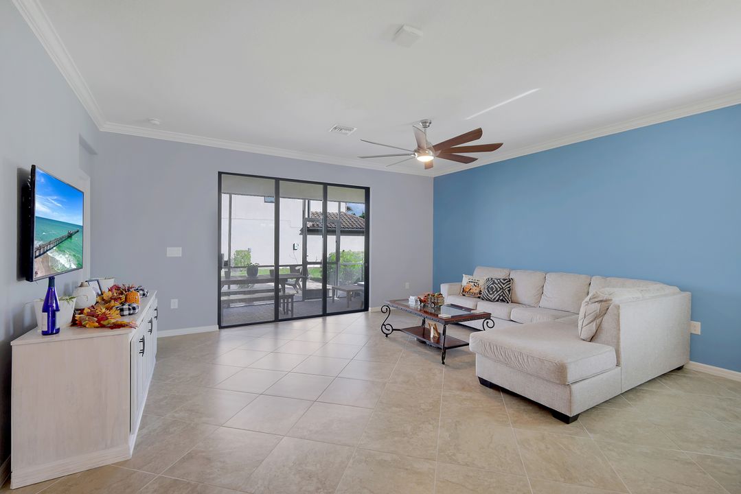 9386 Foxglove Ln, Naples, FL 34120