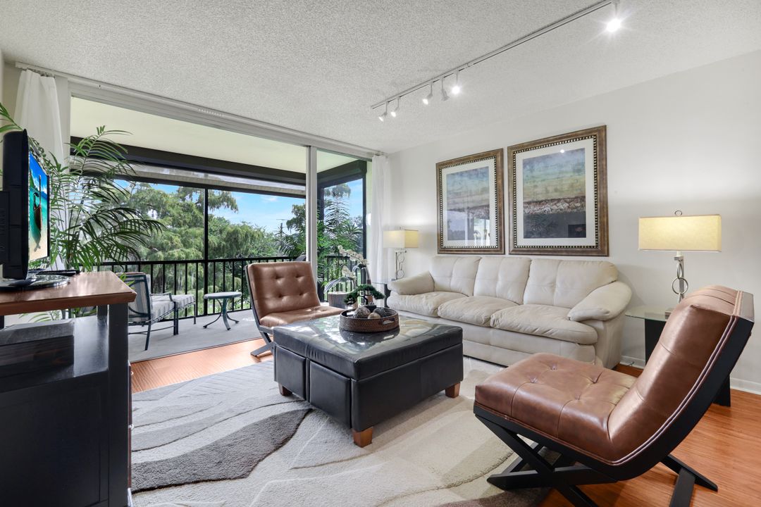 1084 Forest Lake Dr #304, Naples, FL 34105