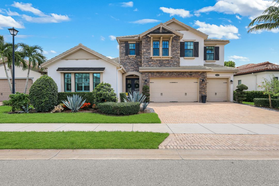 9458 Greenleigh Ct, Naples, FL 34120