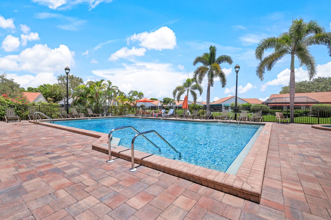 637 Beachwalk Cir #E-203, Naples, FL 34108