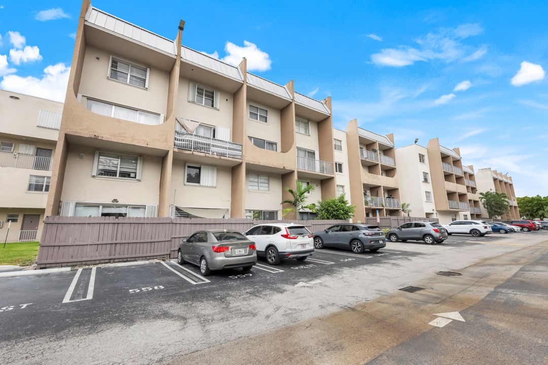 10900 SW 104th St #122, Miami, FL 33176