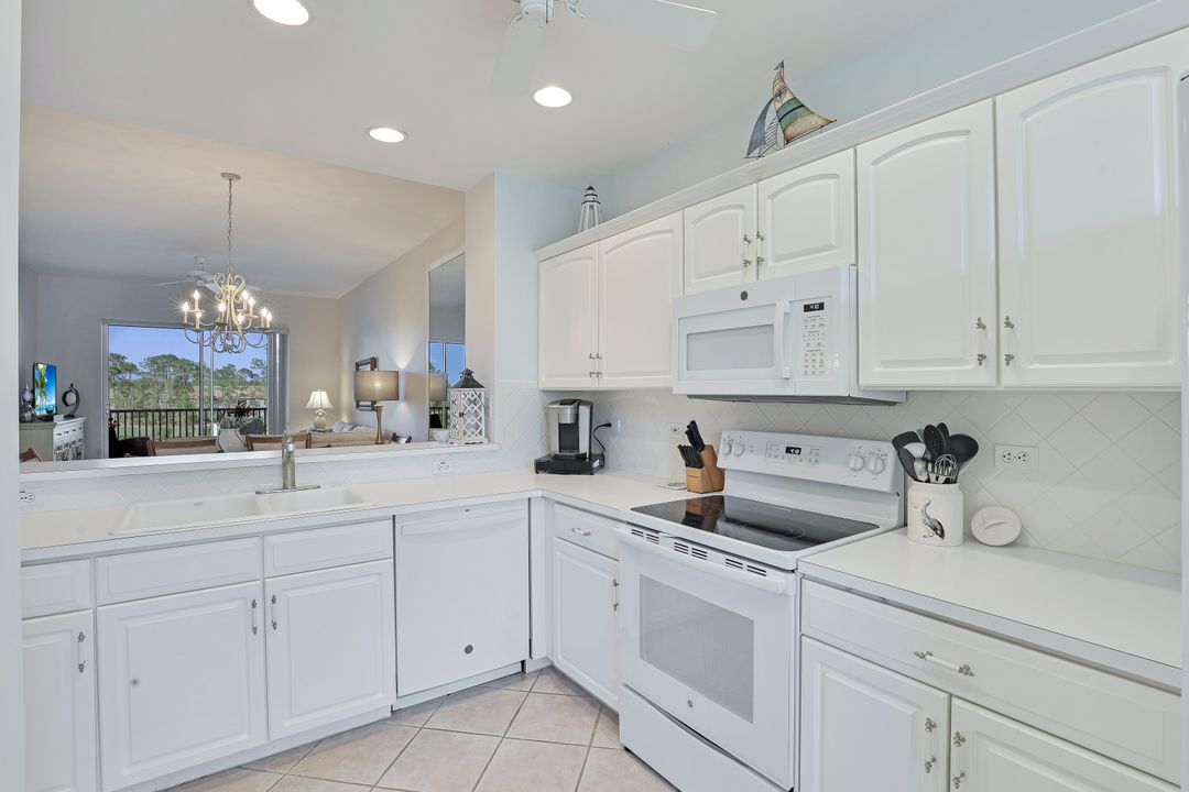 8223 Parkstone Pl #306, Naples, FL 34120