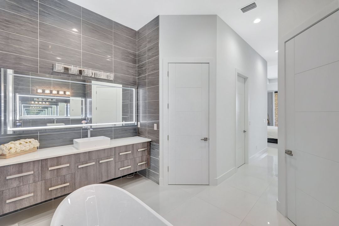 1110 Lenox Ct, Cape Coral, FL 33904