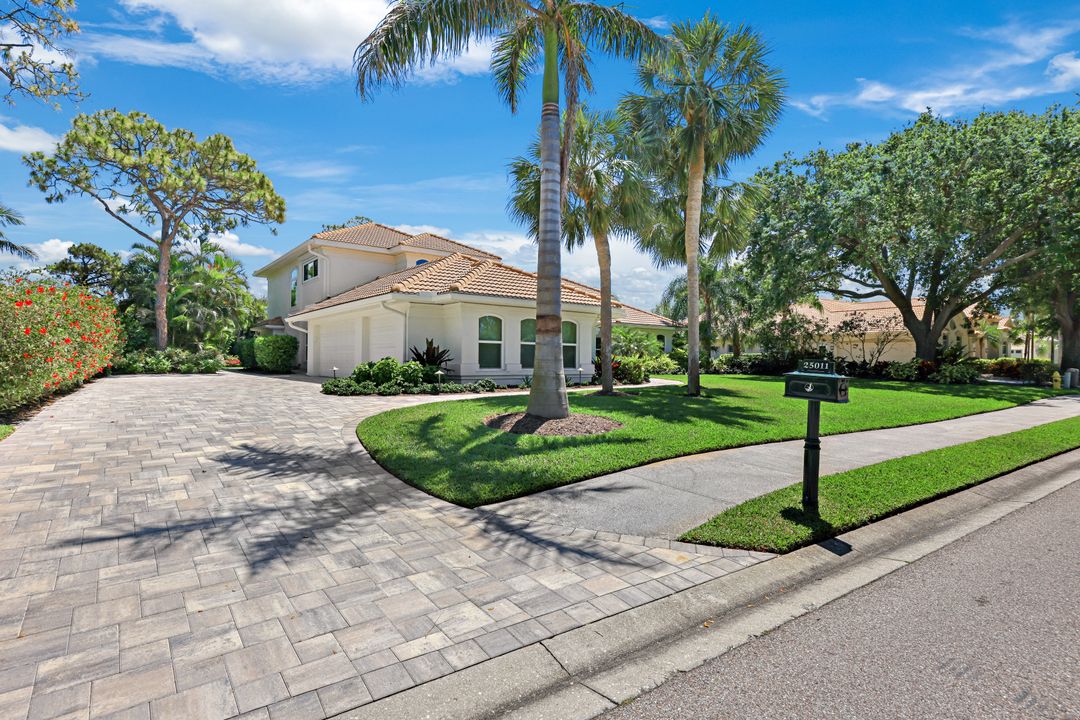 25011 Goldcrest Dr, Bonita Springs, FL 34134