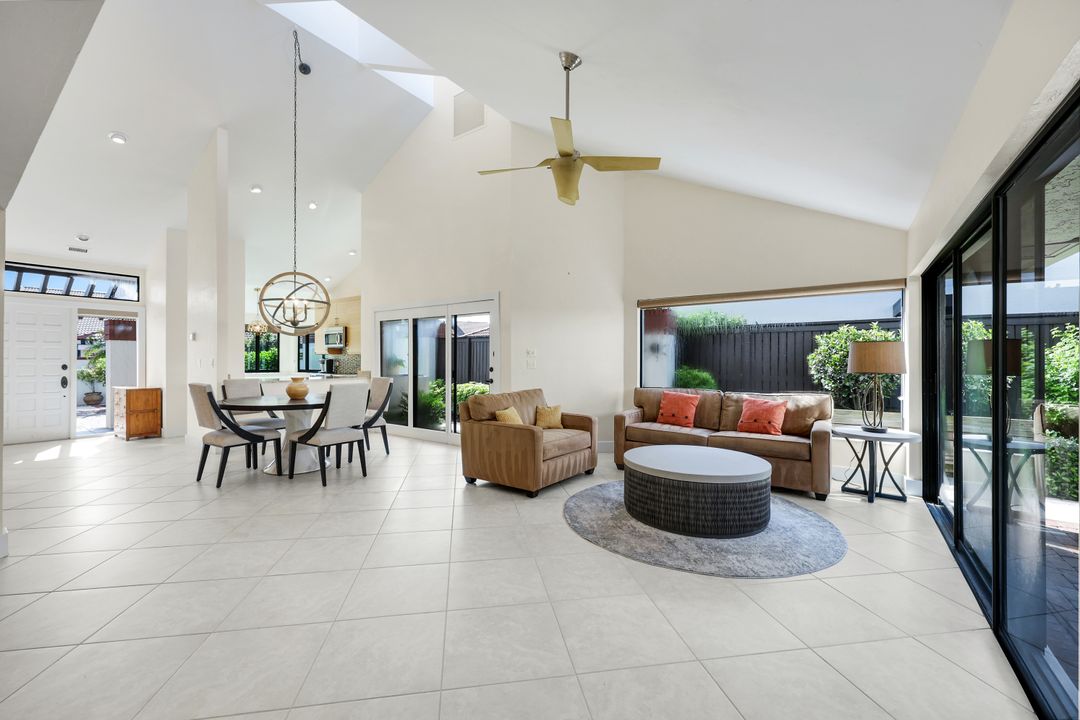 529 Bay Villas Ln, Naples, FL 34108