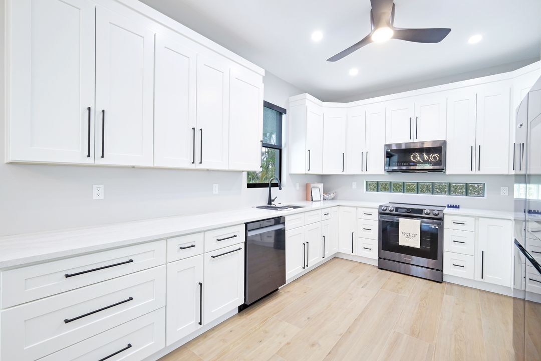 60 Liberty Ln, Naples, FL 34112