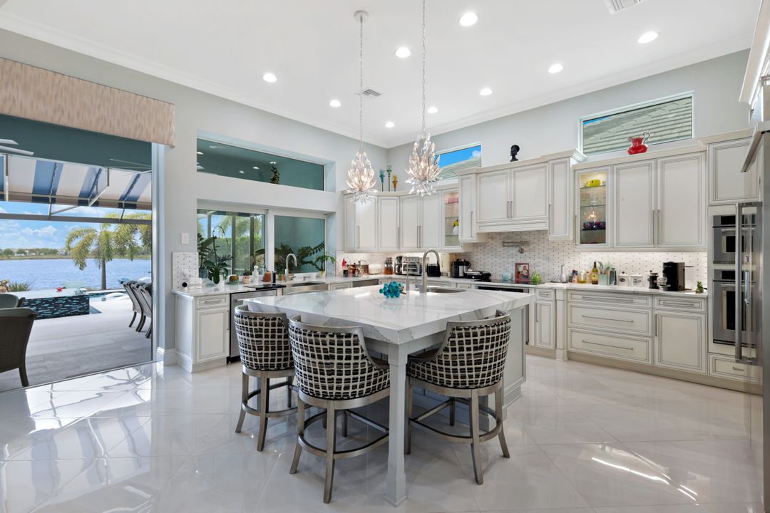 6485 Arriba Ave, Naples, FL 34113