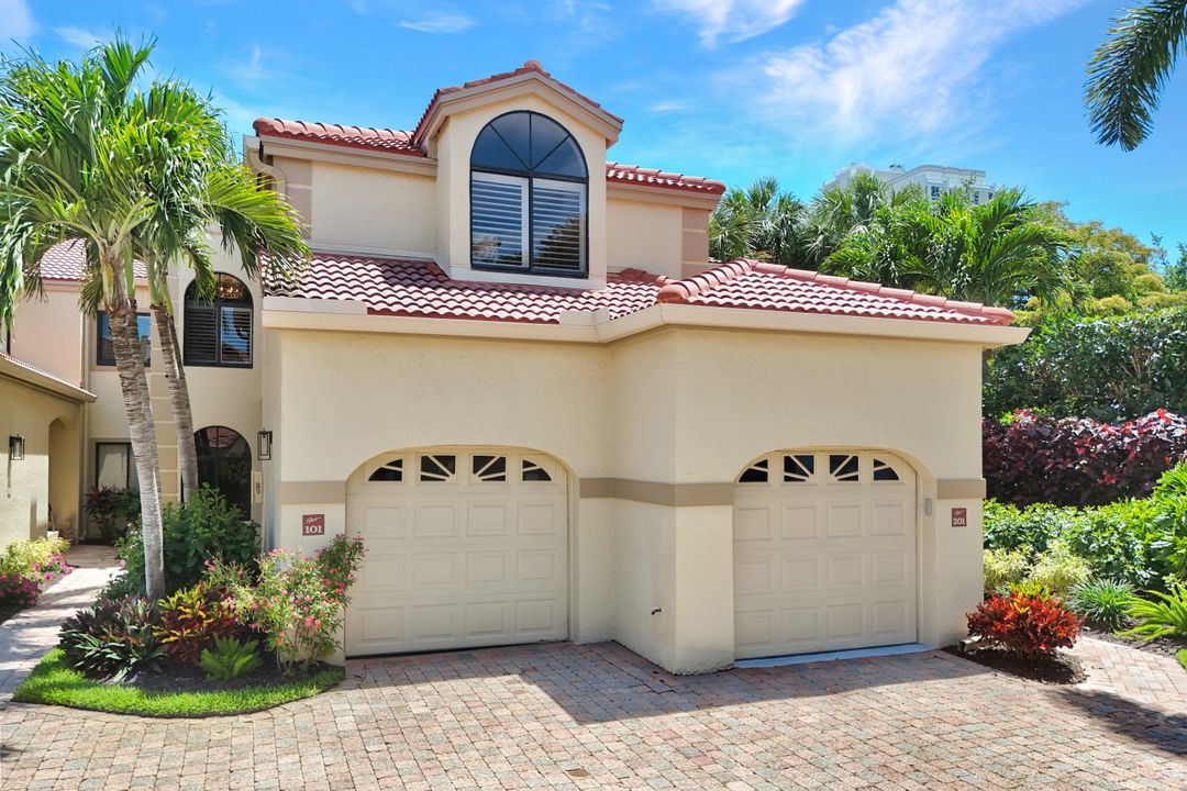 7056 Pelican Bay Blvd #201, Naples, FL 34108