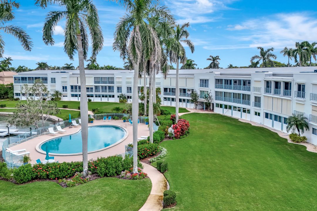 383 Harbour Dr #304, Naples, FL 34103