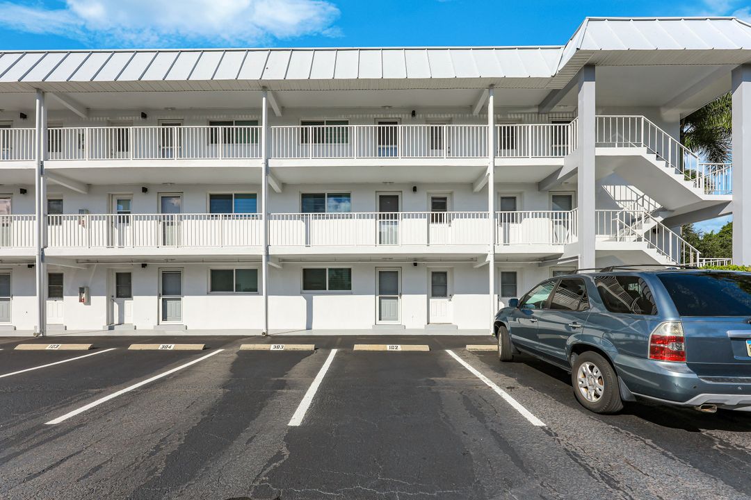 72 7th St S #202, Naples, FL 34102