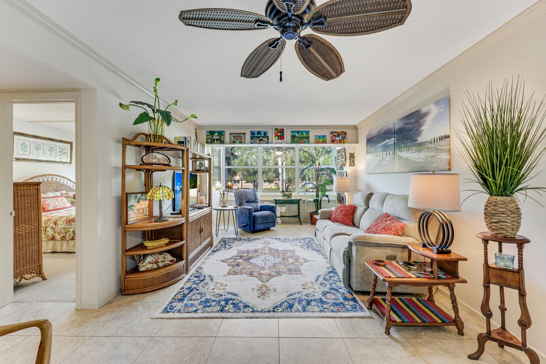 72 7th St S #202, Naples, FL 34102