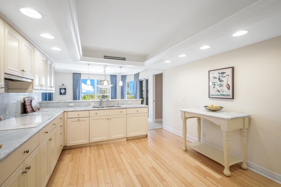 4451 Gulf Shore Blvd N #703, Naples, FL 34103