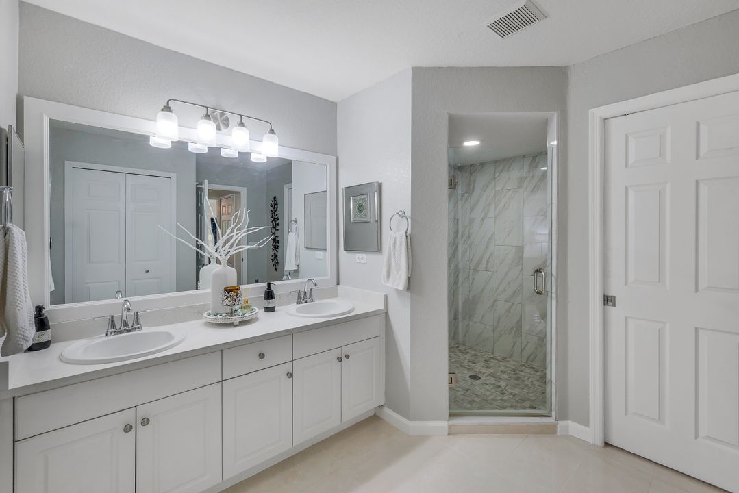 1006 NE 2nd Pl, Cape Coral, FL 33909
