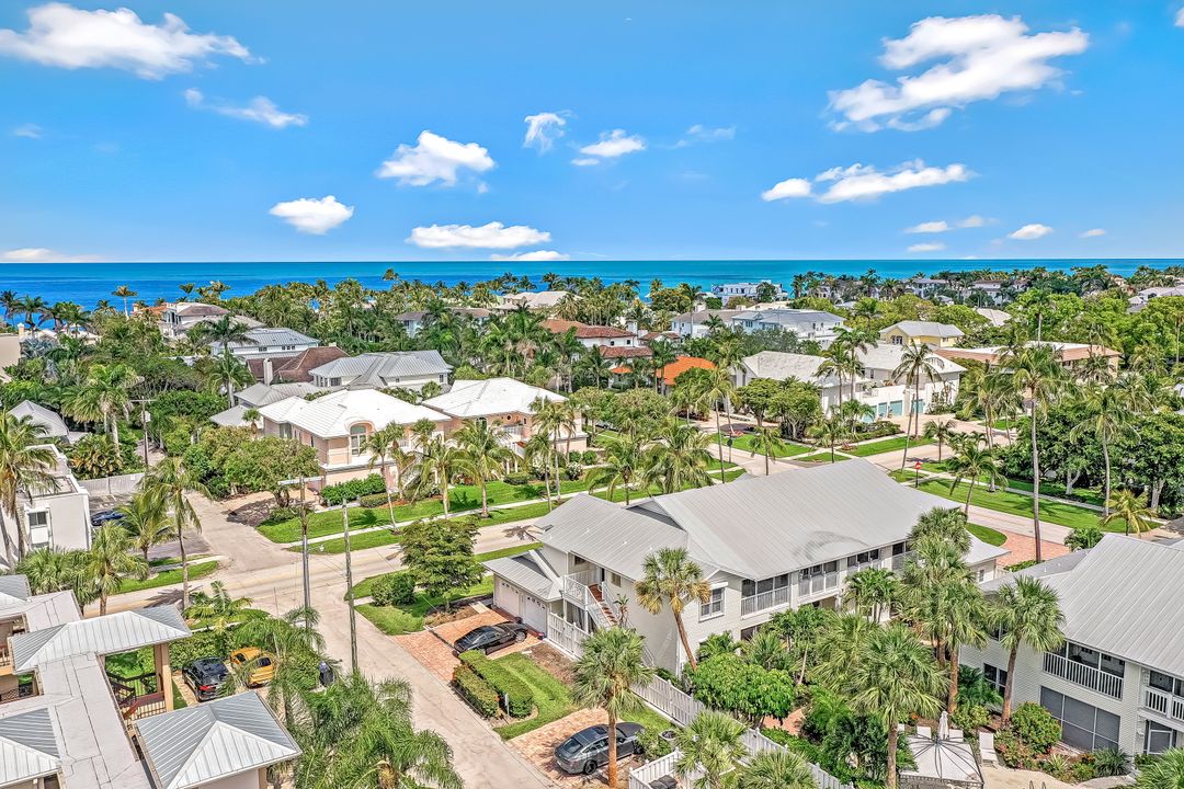 433 2nd St S, Naples, FL 34102