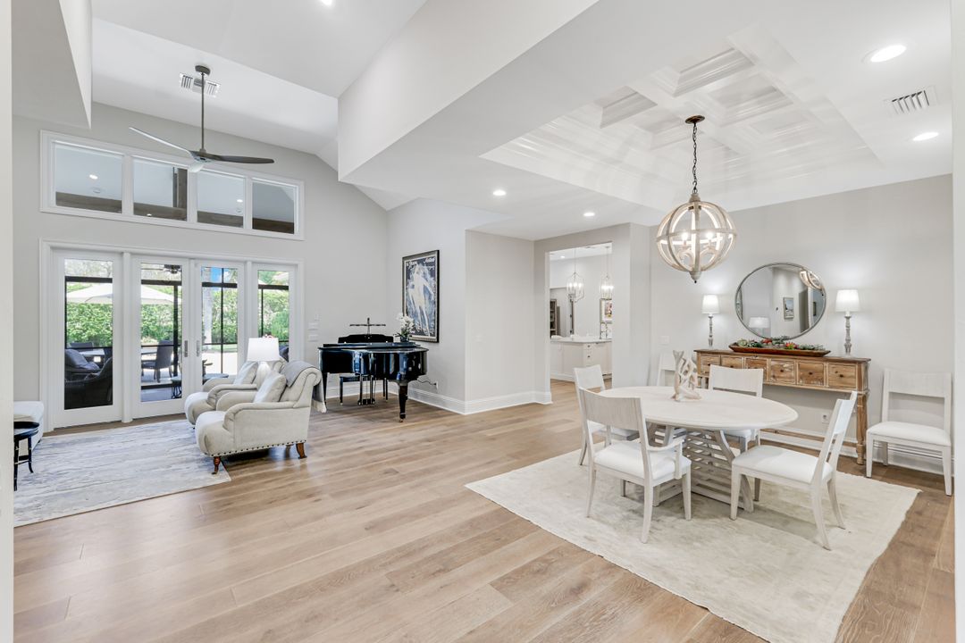 641 Pine Ct, Naples, FL 34102