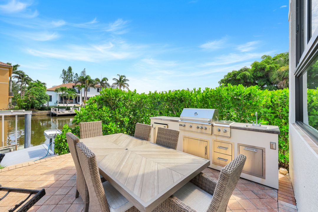 155 Heron Ave, Naples, FL 34108