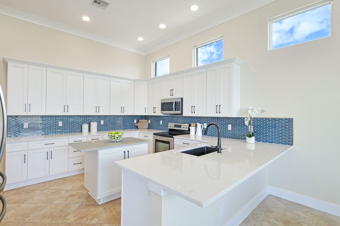 985 Chesapeake Bay Ct, Naples, FL 34120