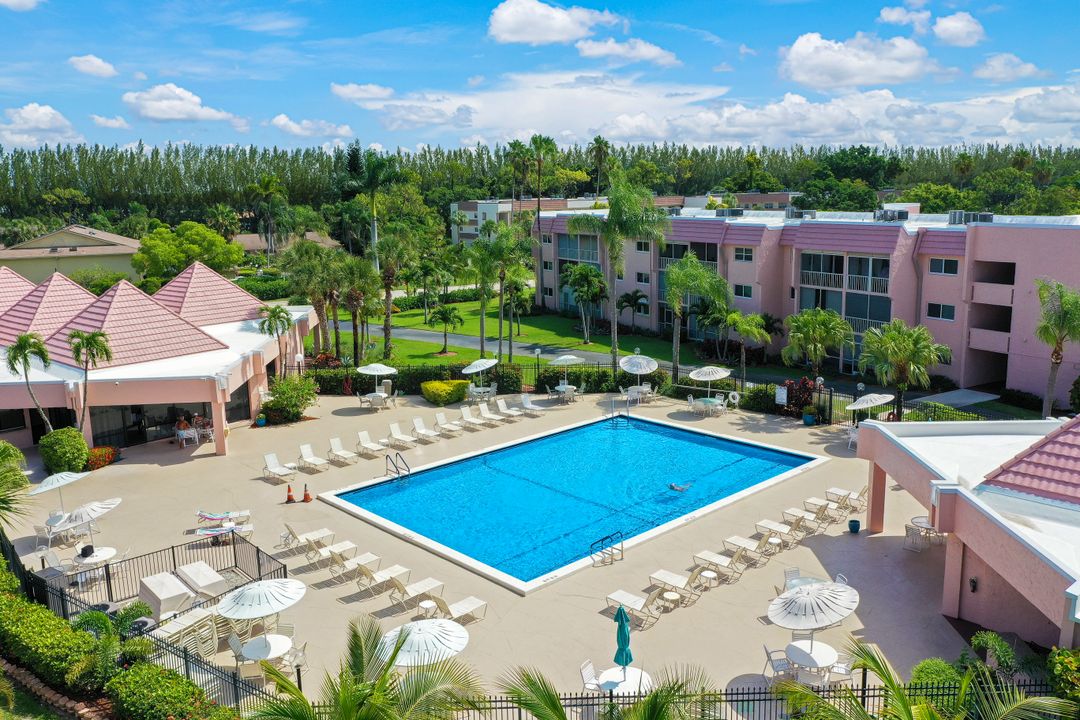 300 Forest Lakes Blvd #112, Naples, FL 34105