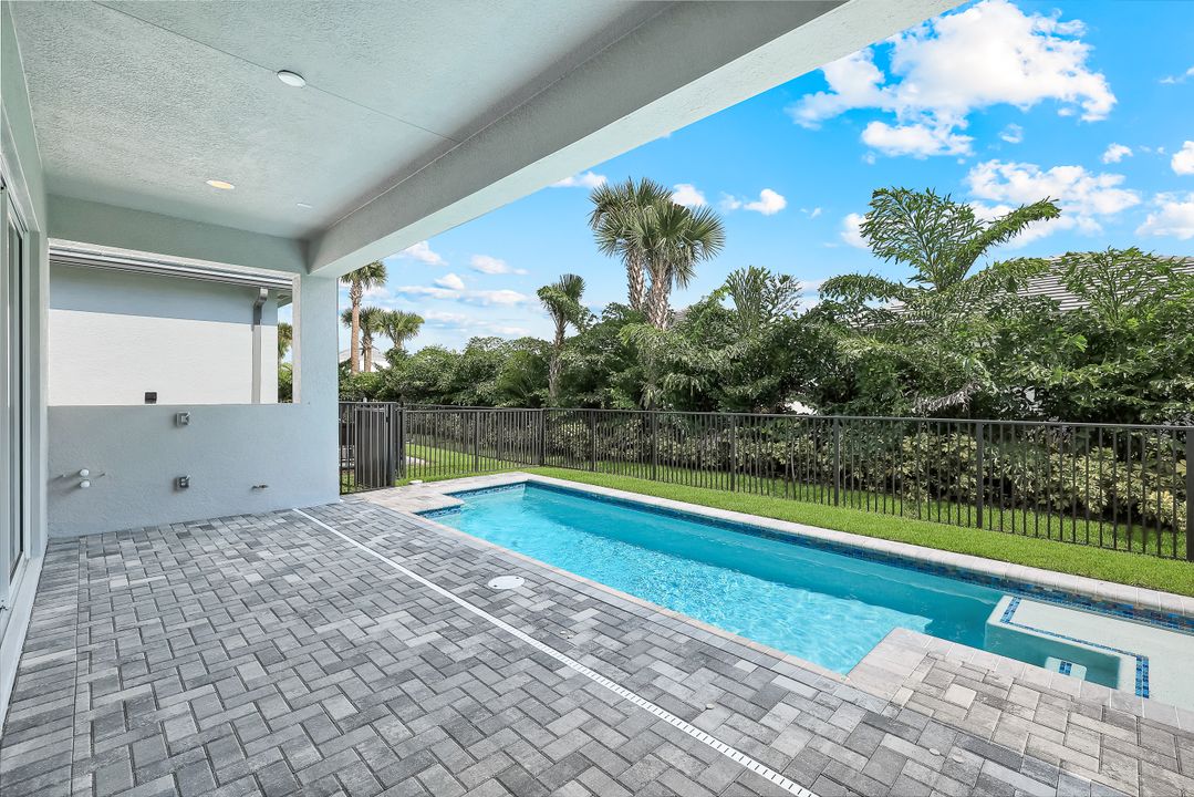 2741 Durham Cir, Naples, FL 34112