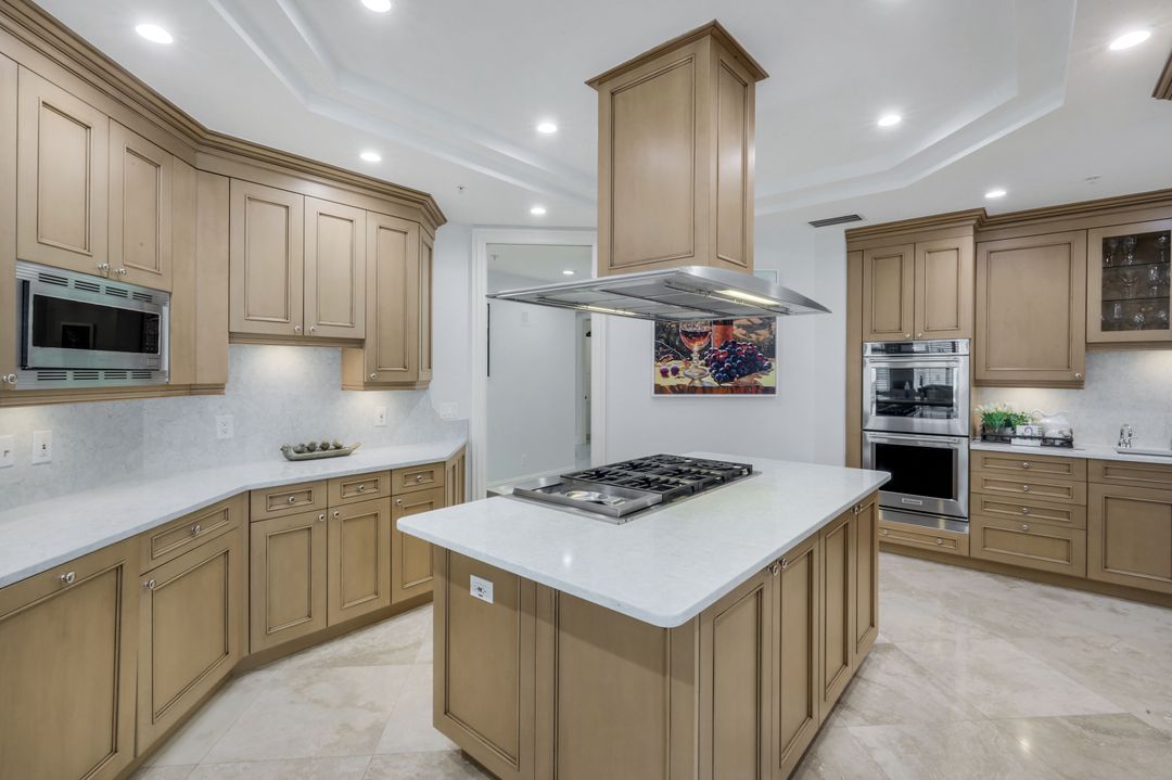 81 Seagate Dr, Naples, FL 34103