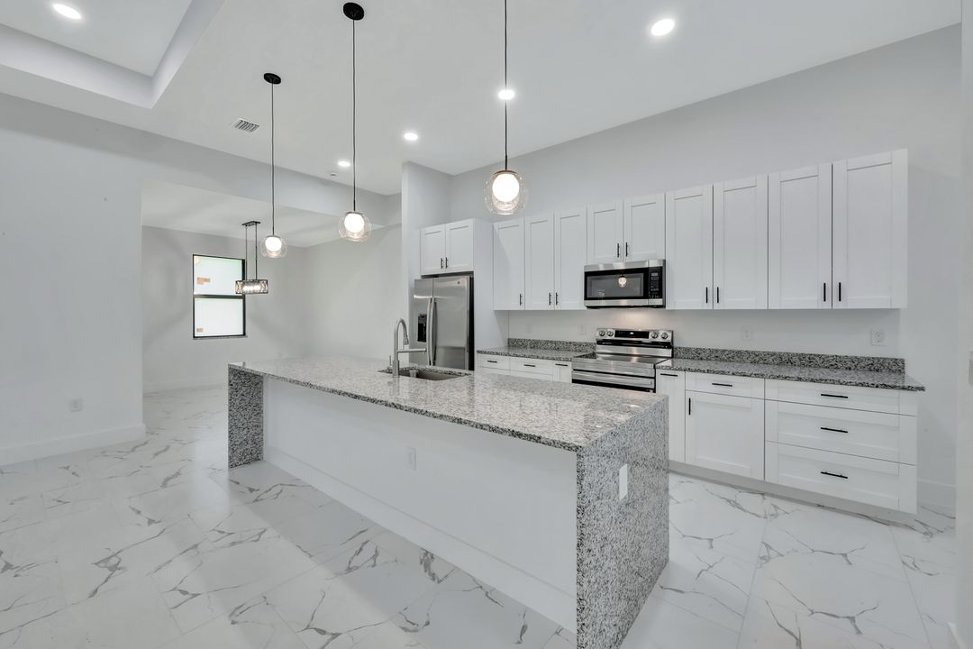 2407 Jetridge St, Alva, FL 33920